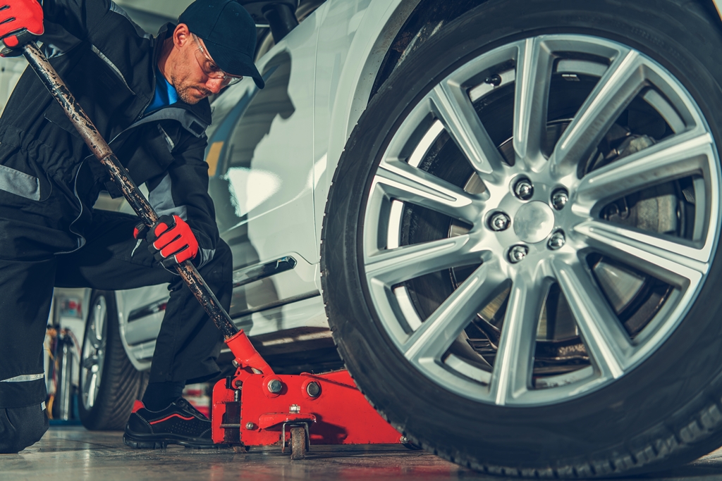 5 Common Mistakes to Avoid When Using a Floor Jack - In The Garage with CarParts.com