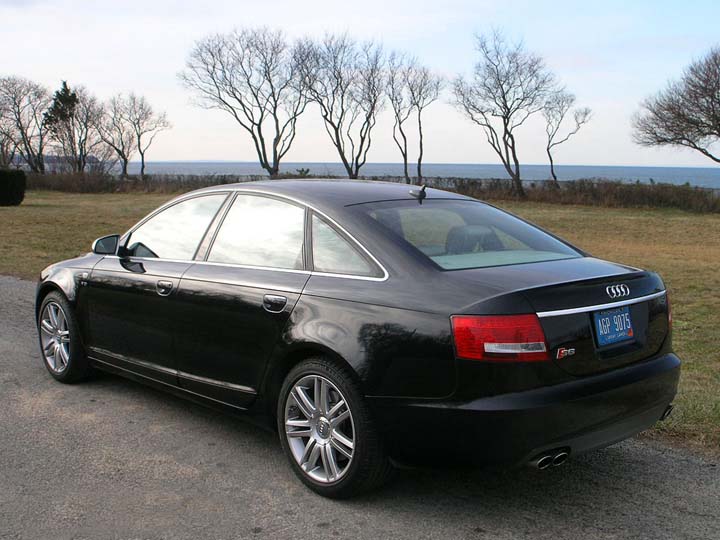 , Audi RS 4 is One Hot Sedan