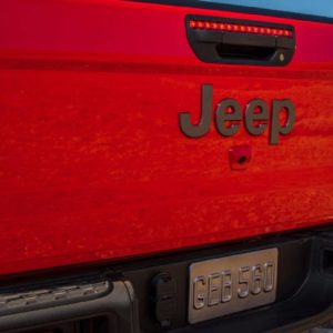 logo of jeep on 2020 jeep gladiator tailgate door