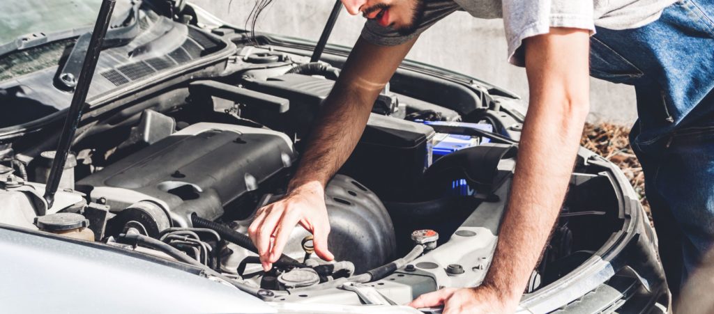 professional mechanic fixing cara