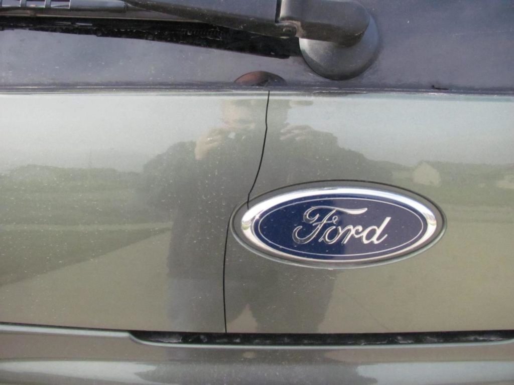 2002 ford explorer cracked rear panel