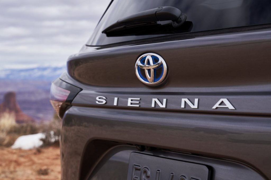 emblem of 2021 toyota sienna platinum