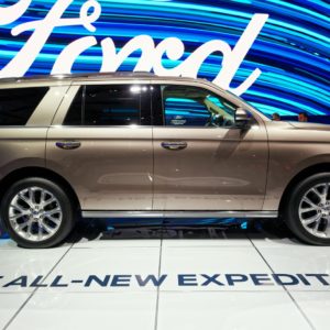 side shot of ford expedition