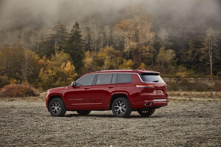 side shot of 2021 jeep grand cherokee l overland