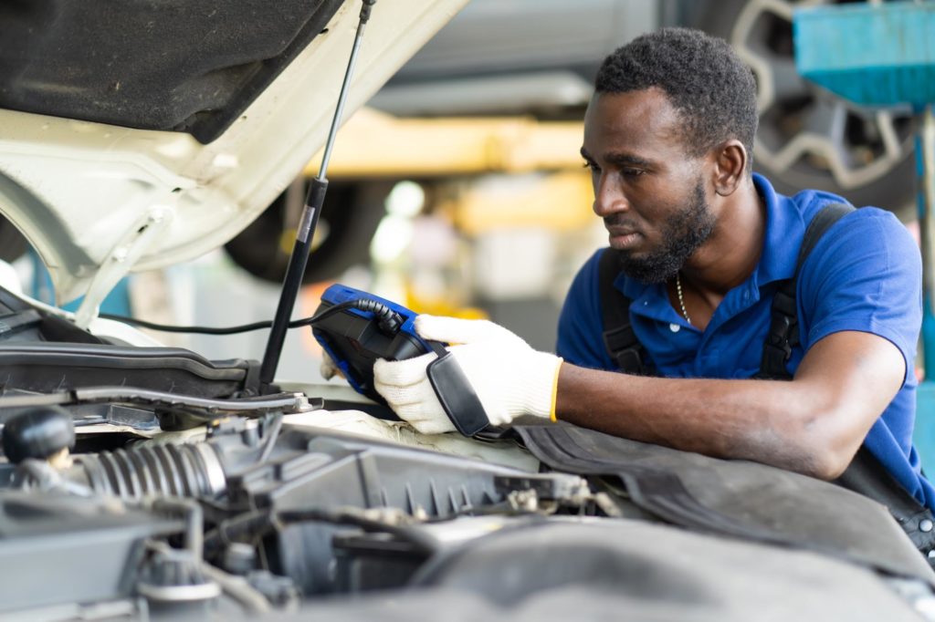 mechanic performs a diagnostic test to determine the OBD code