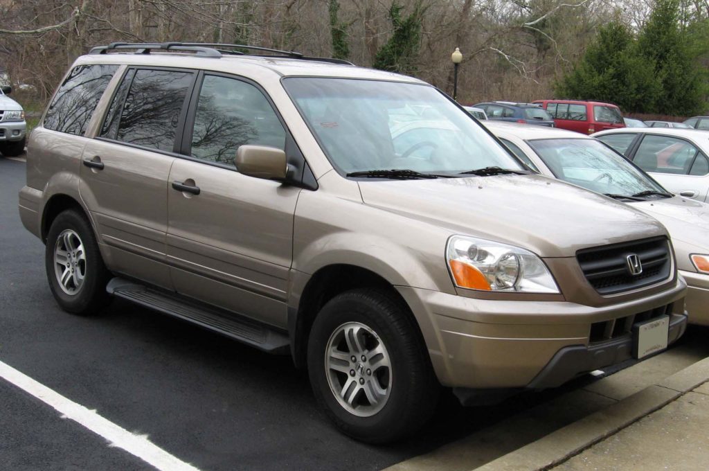 2003 2005 Honda Pilot parked