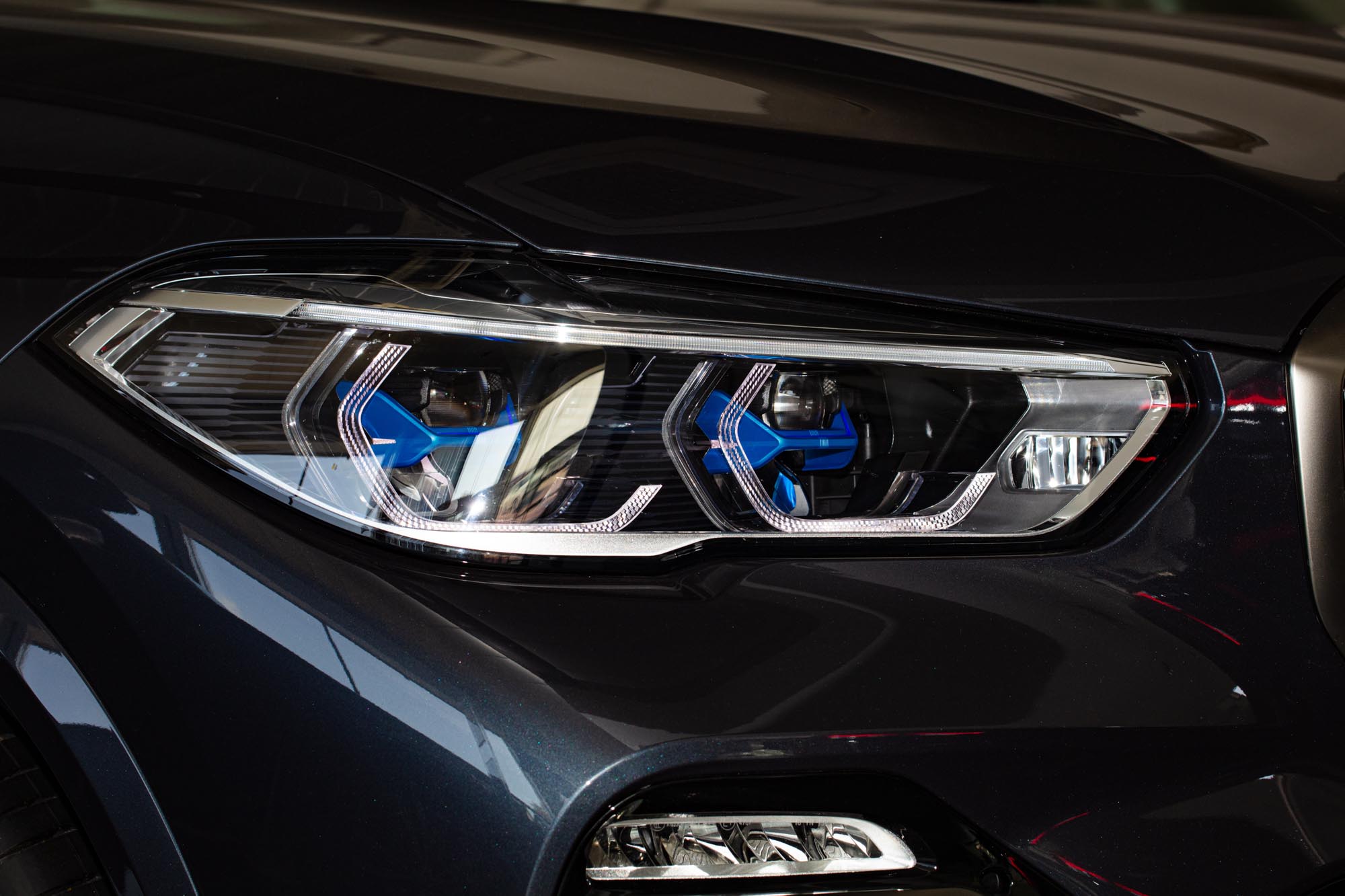 What are the Different Types of Headlights and Bulbs? In The Garage