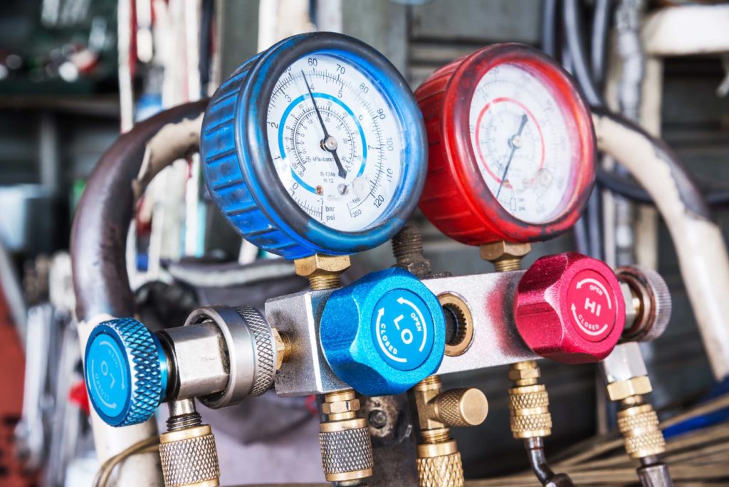 testing car with manifold gauges