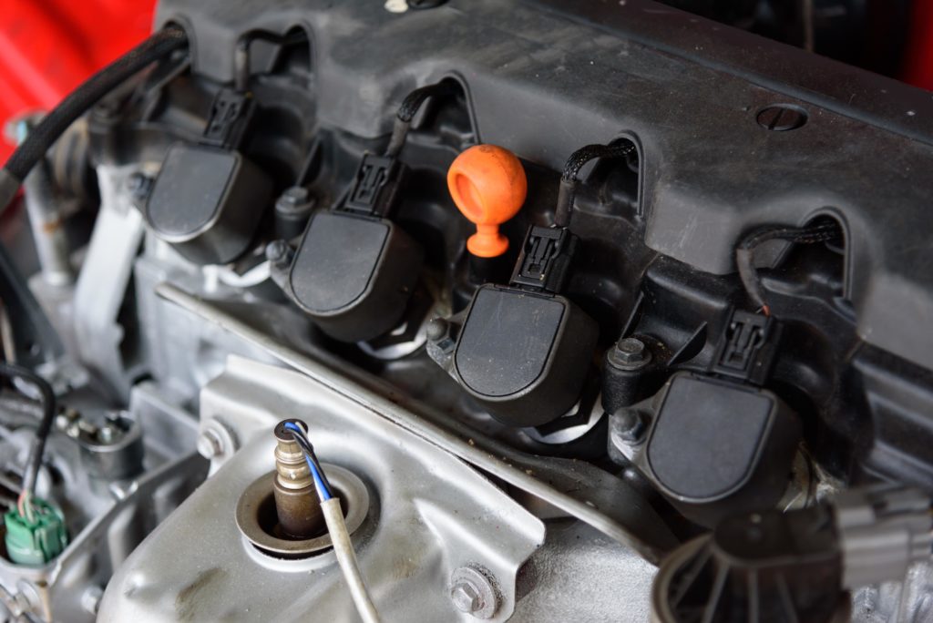 car engine with four ignition coils aligned