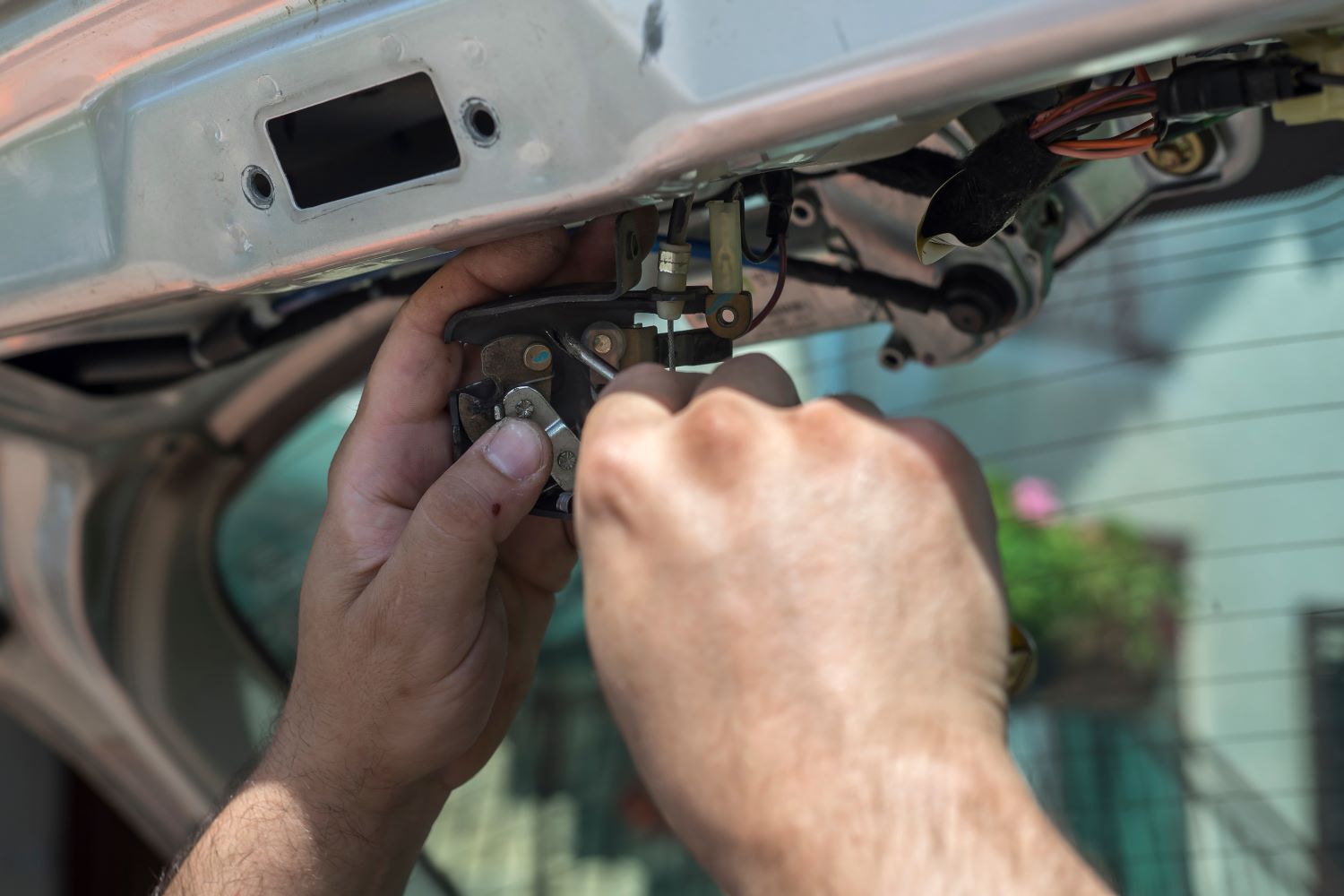 Common Causes and Symptoms of a Faulty Trunk Lock Actuator In The