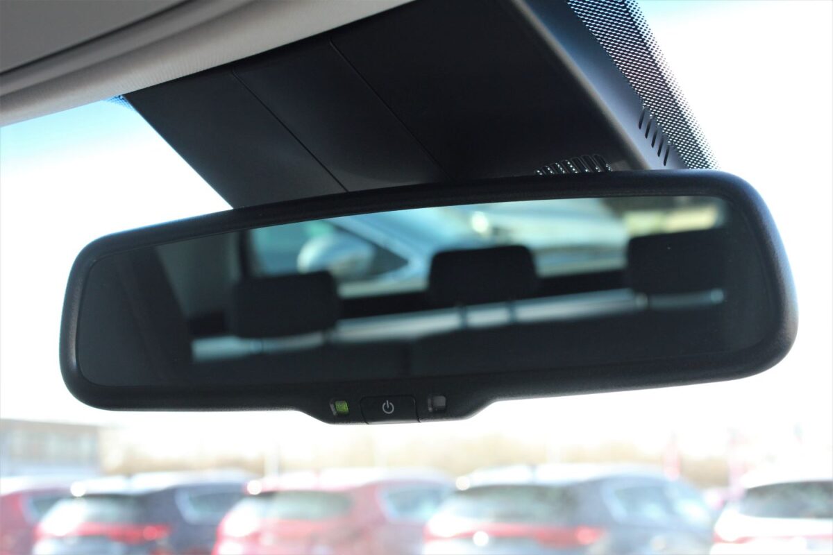 What Is the Rear View Mirror Tab For? In The Garage with
