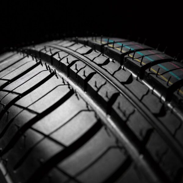 Are Car Tires Tubeless? Understanding Tire Construction - Featured Image
