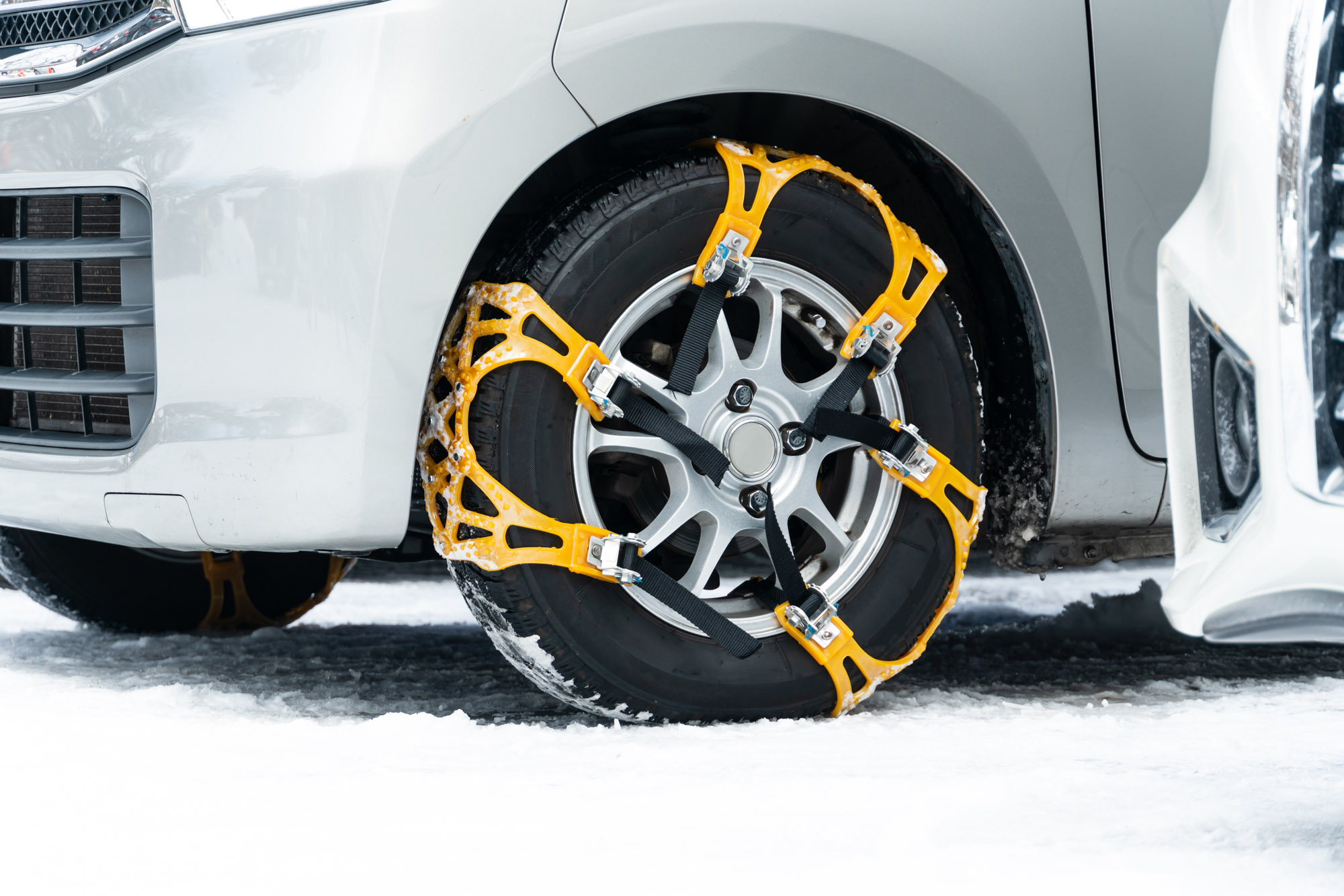 How to Put Snow Chains on Tires and How to Remove Them In The Garage