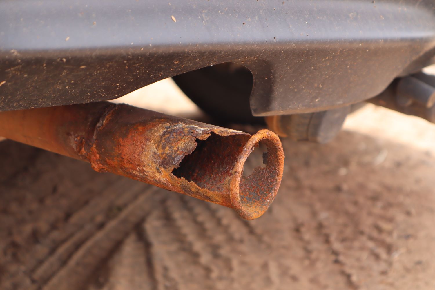 Signs of a Broken Exhaust Pipe In The Garage with