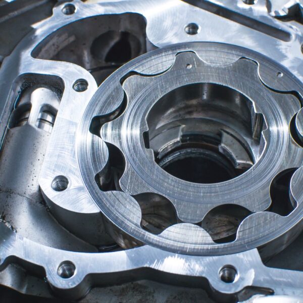 Tips on How to Clean Up Spilled Engine Oil In The Garage with