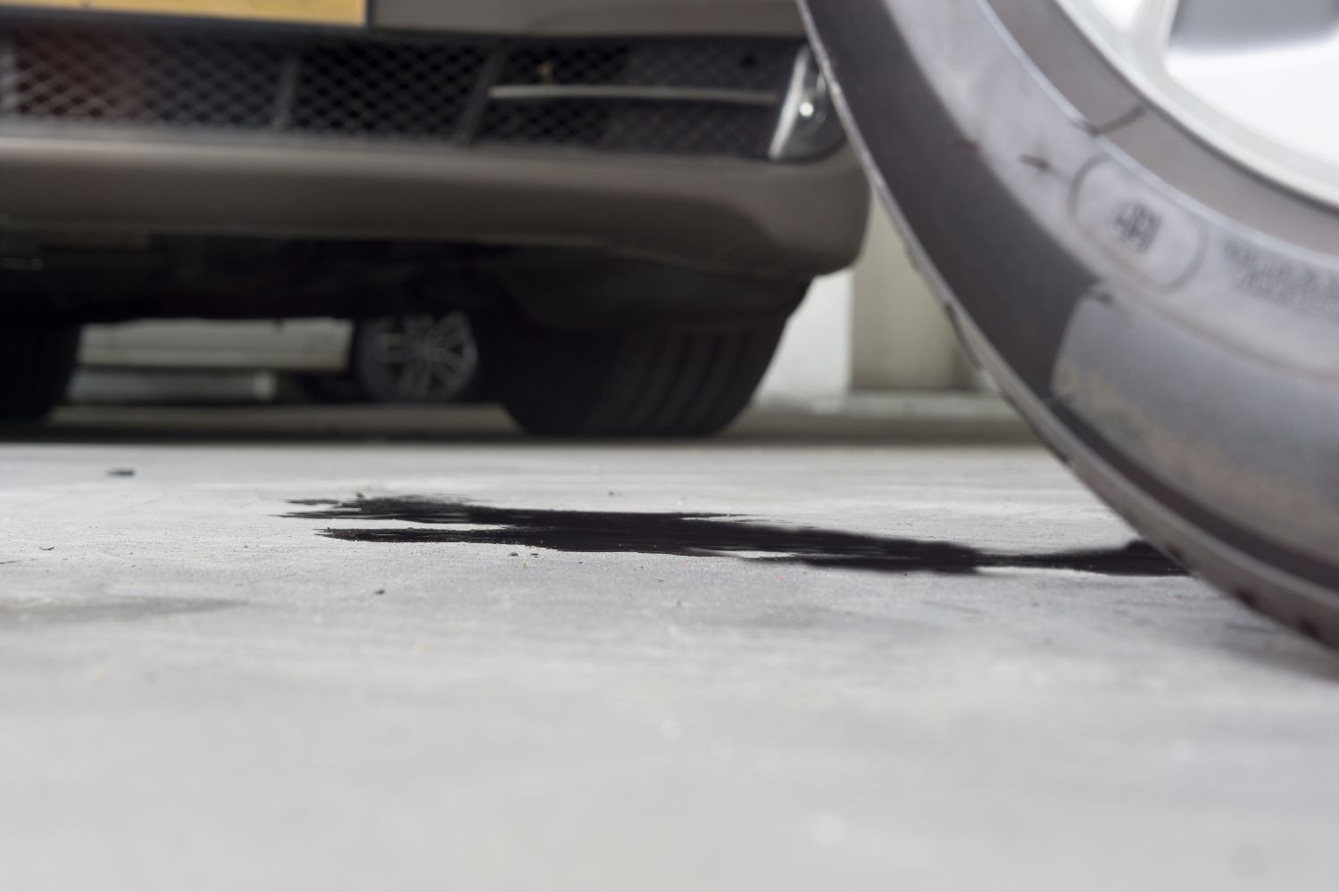 Tips on How to Clean Up Spilled Engine Oil In The Garage with