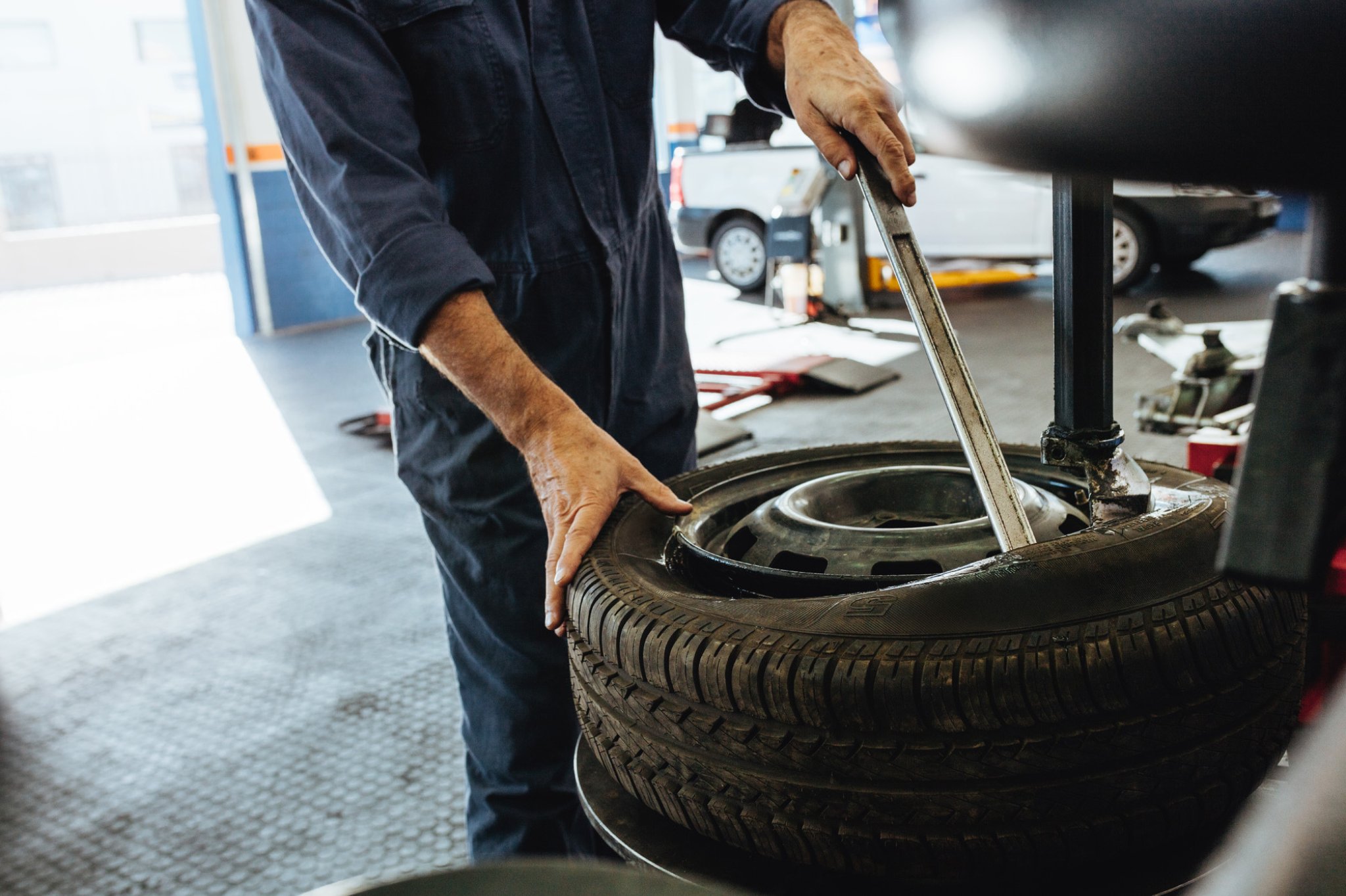 How to Remove the Tire From the Rim Manually vs. With a Machine In The Garage with