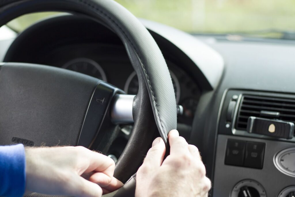 installing wheel cover to a steering wheel