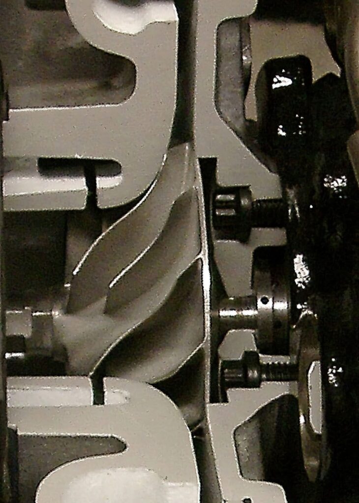 turbocharger shaft has pressurized oil feeding its bearings or bushings