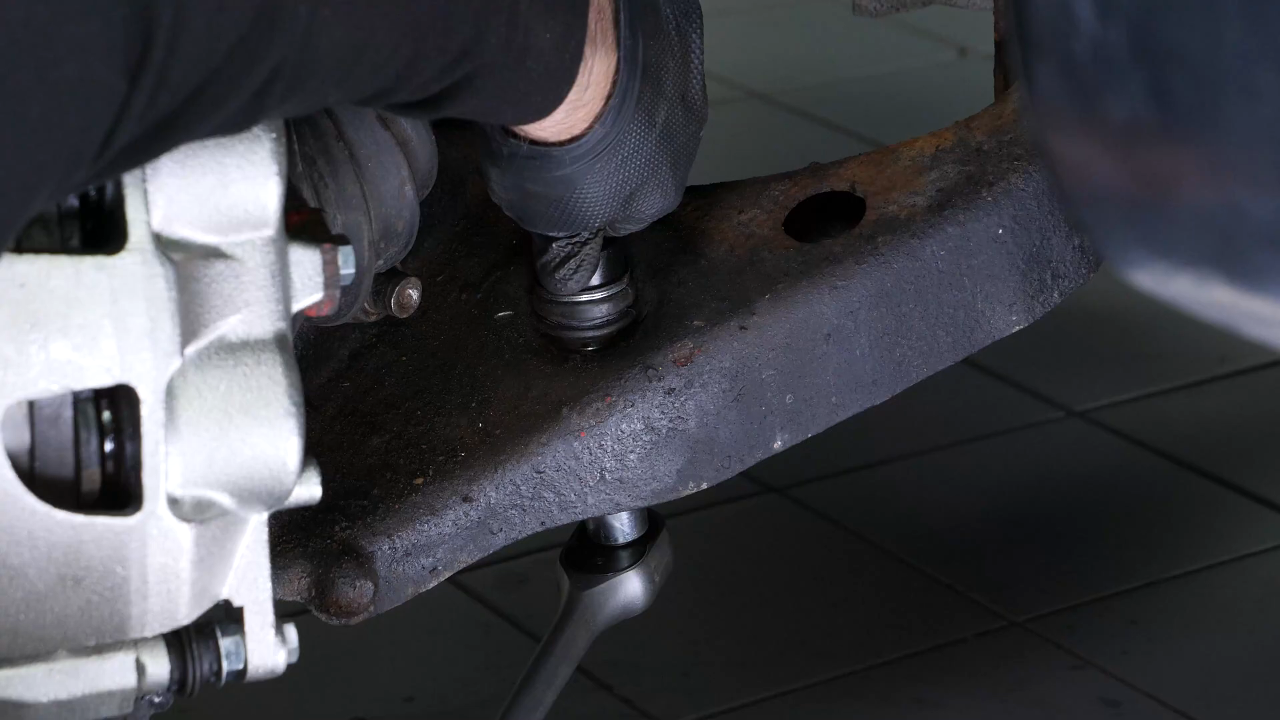 Install the new sway bar end link