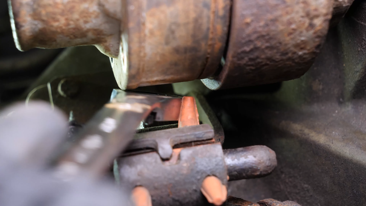 Dévisser le gearbox mount