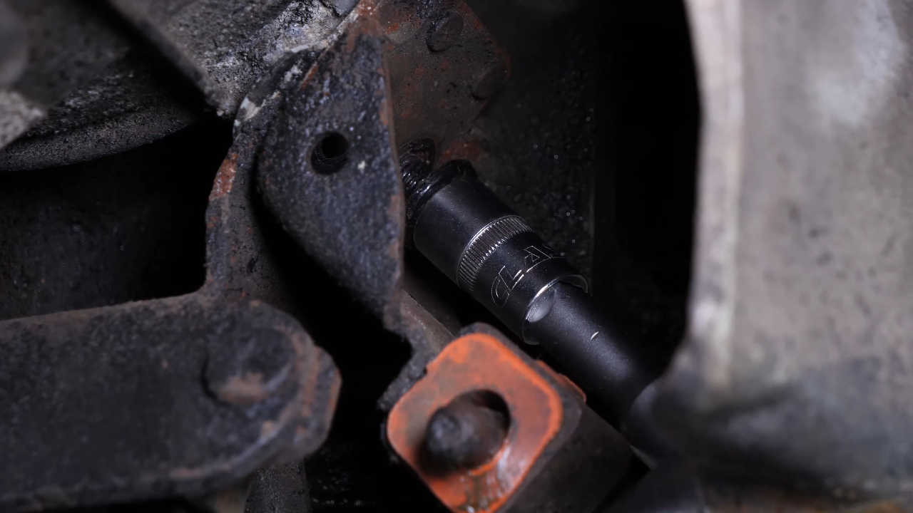 Dévisser le gearbox mount