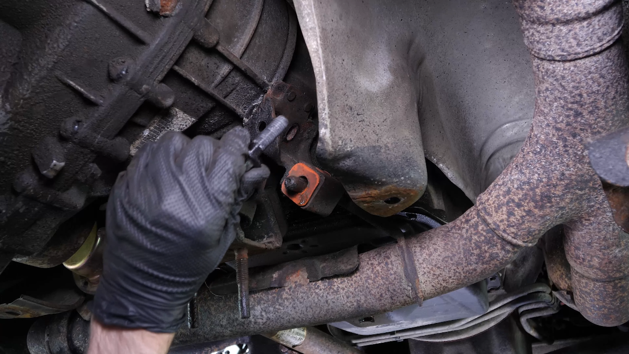 Dévisser le gearbox mount