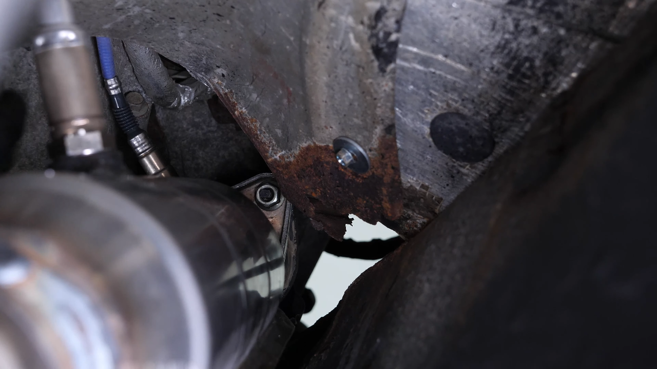 Prepare the installation of the new catalytic converter