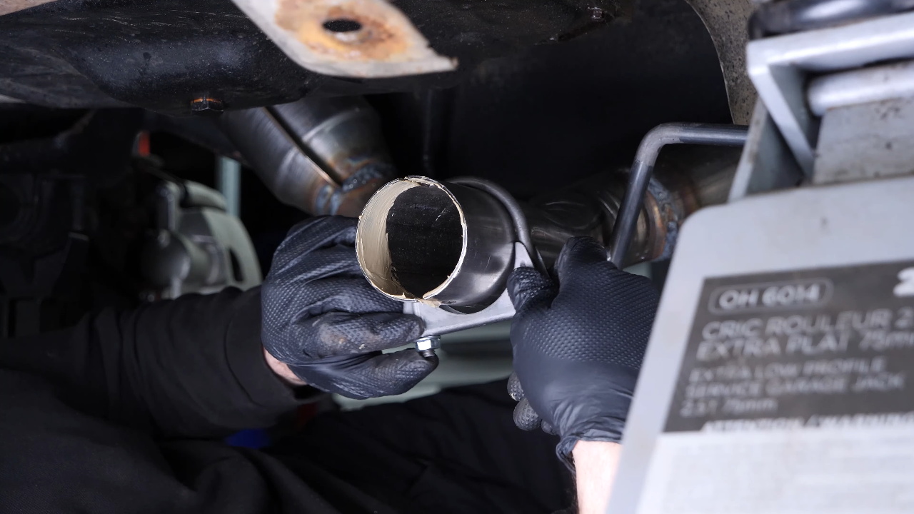 Prepare the installation of the new catalytic converter