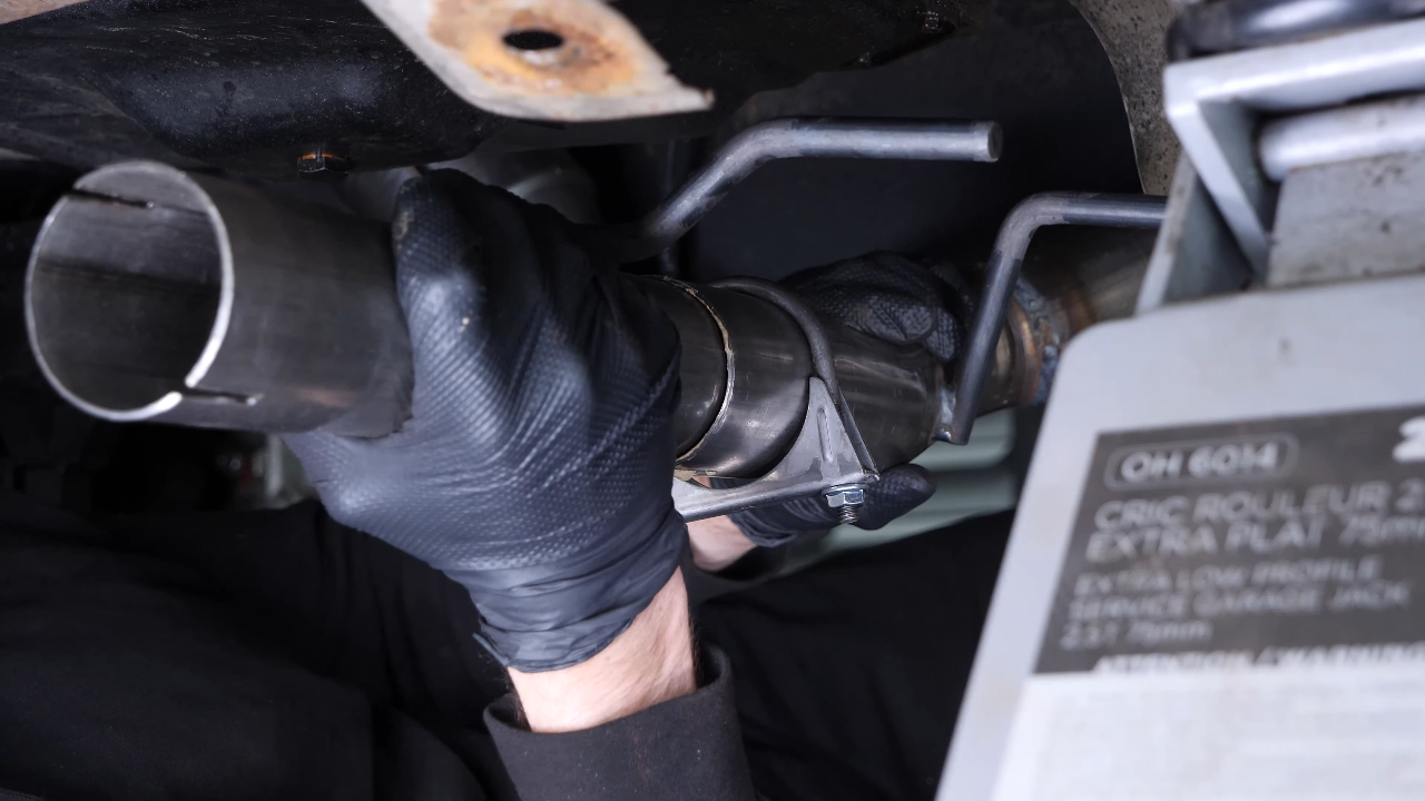 Prepare the installation of the new catalytic converter