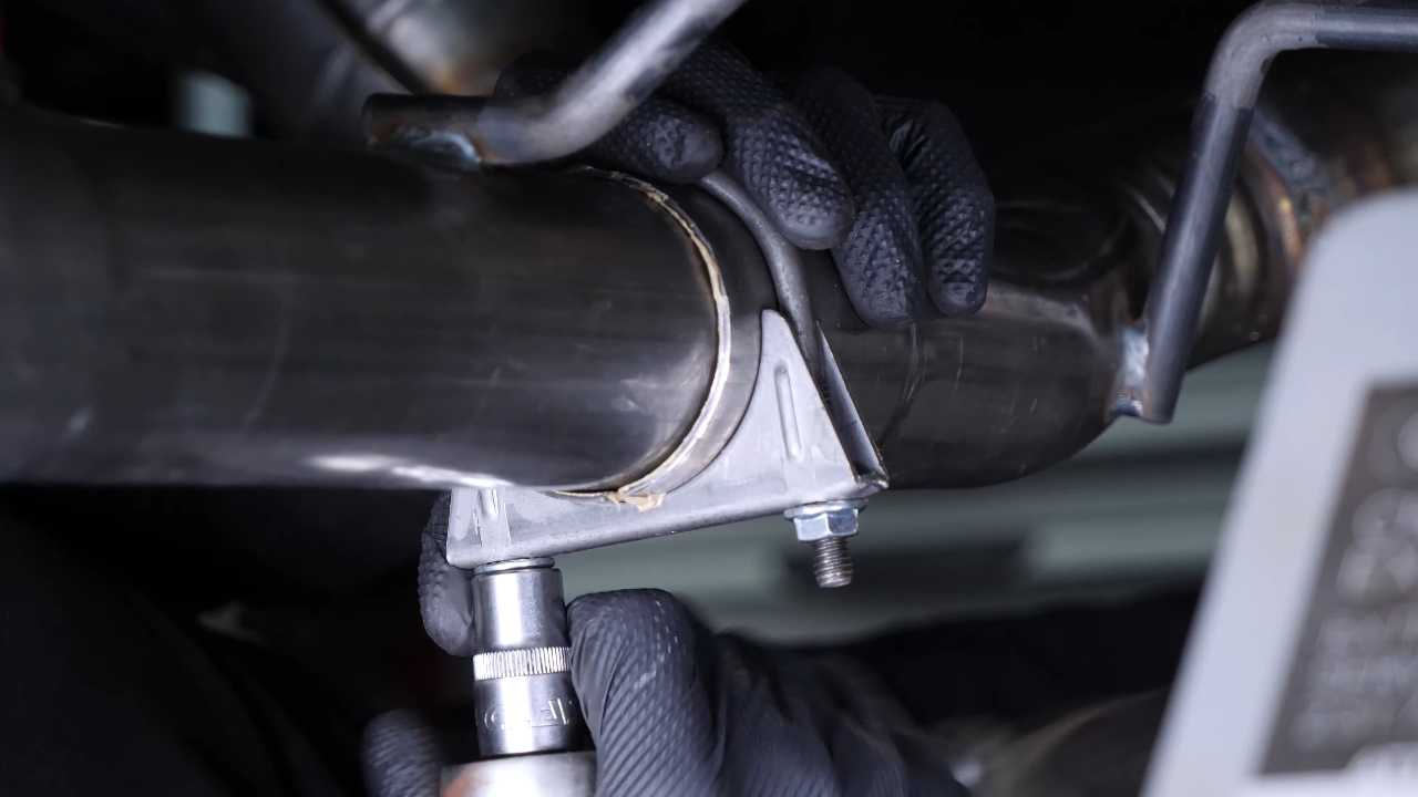 Prepare the installation of the new catalytic converter