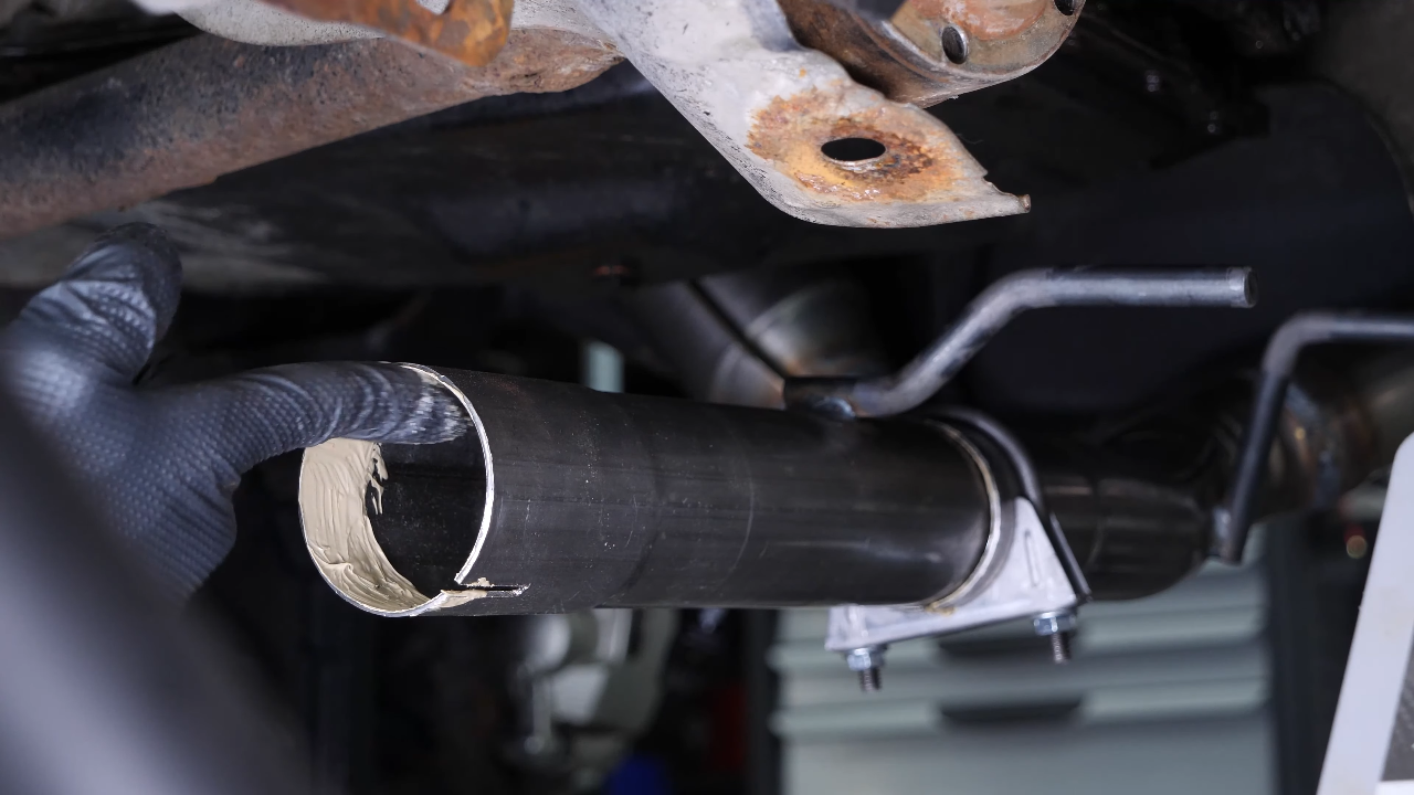 Prepare the installation of the new catalytic converter