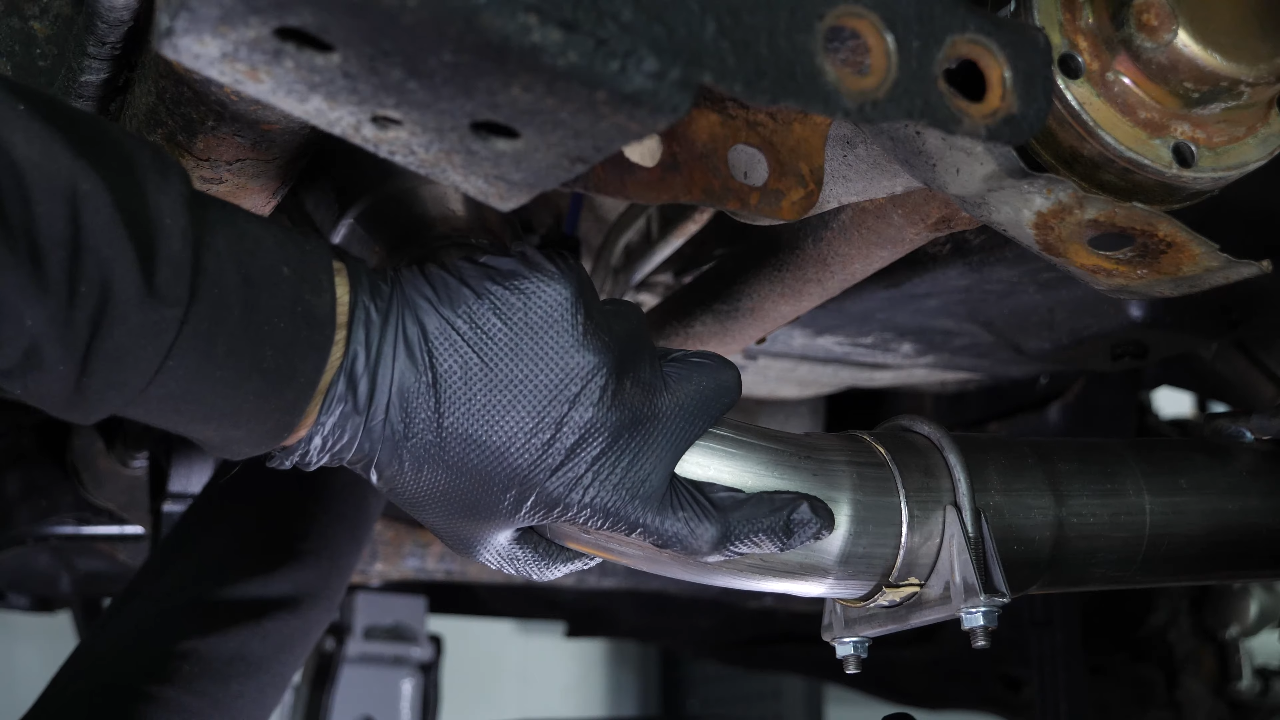 Prepare the installation of the new catalytic converter