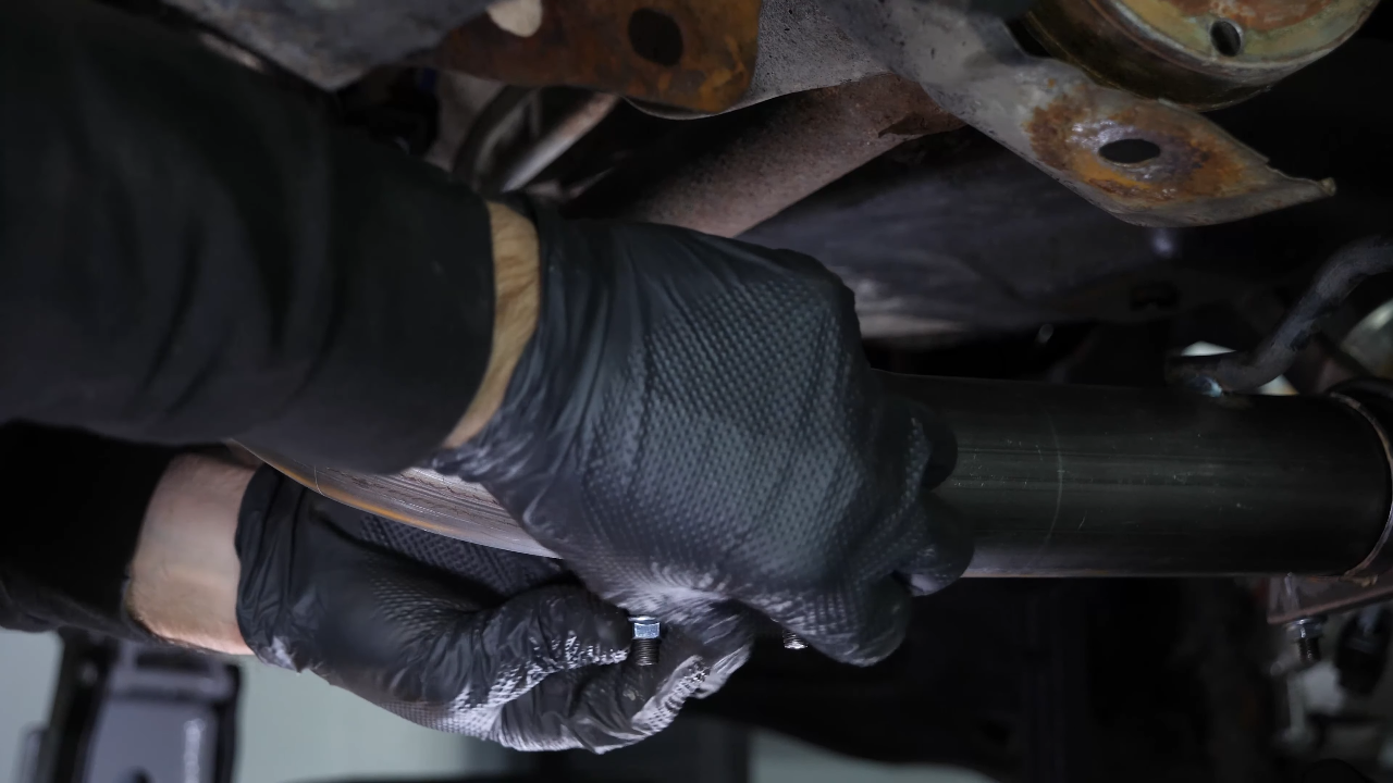 Prepare the installation of the new catalytic converter