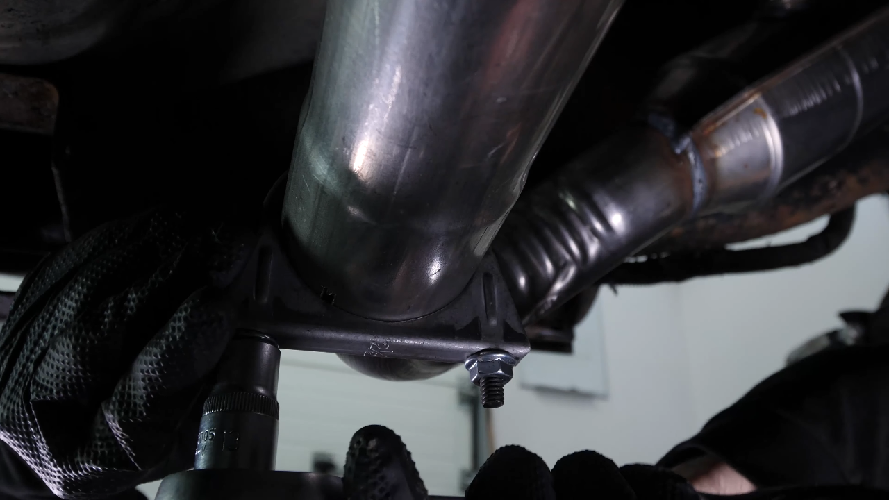 Prepare the installation of the new catalytic converter