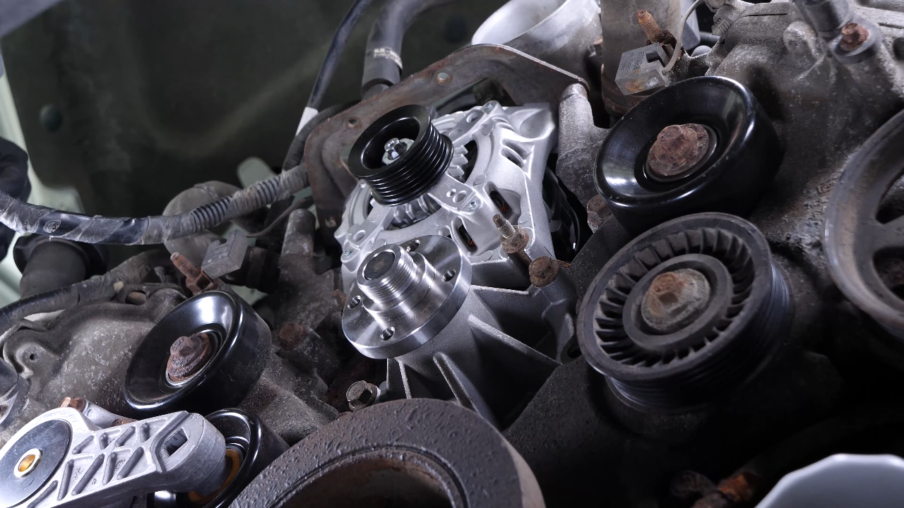 Install the new water pump + tightening torques
