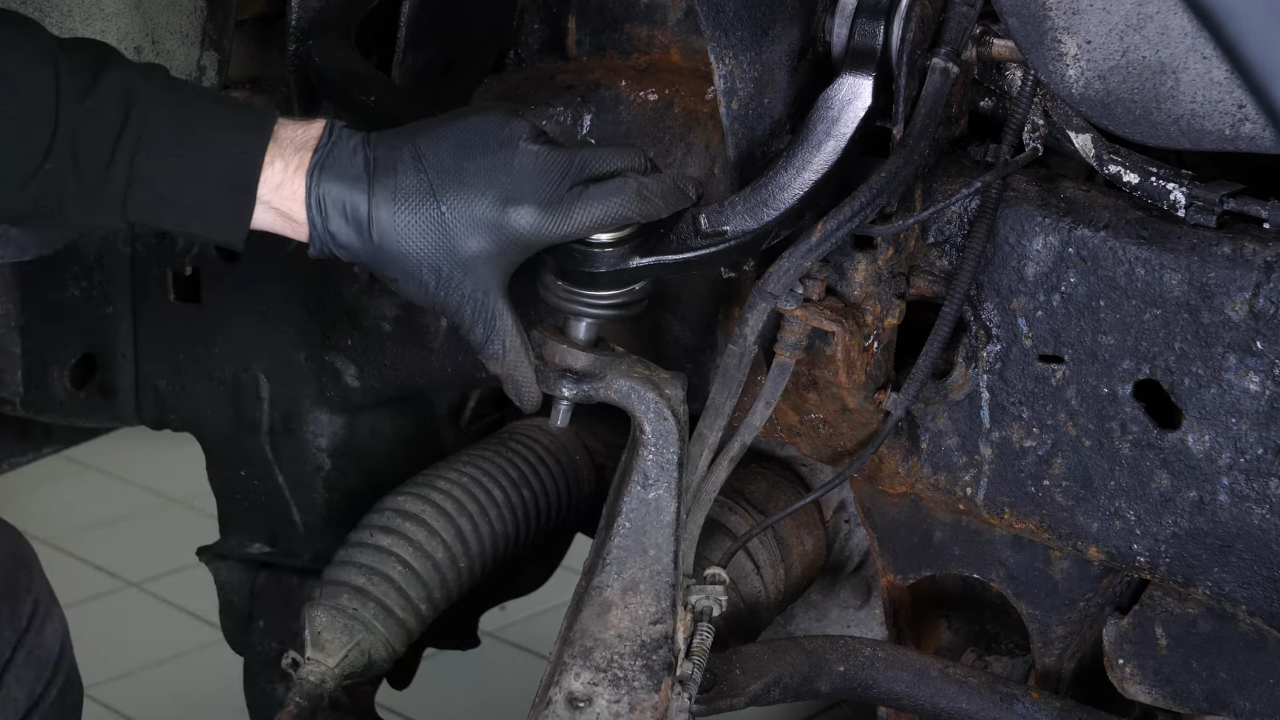 Tip for tightening silent block screws