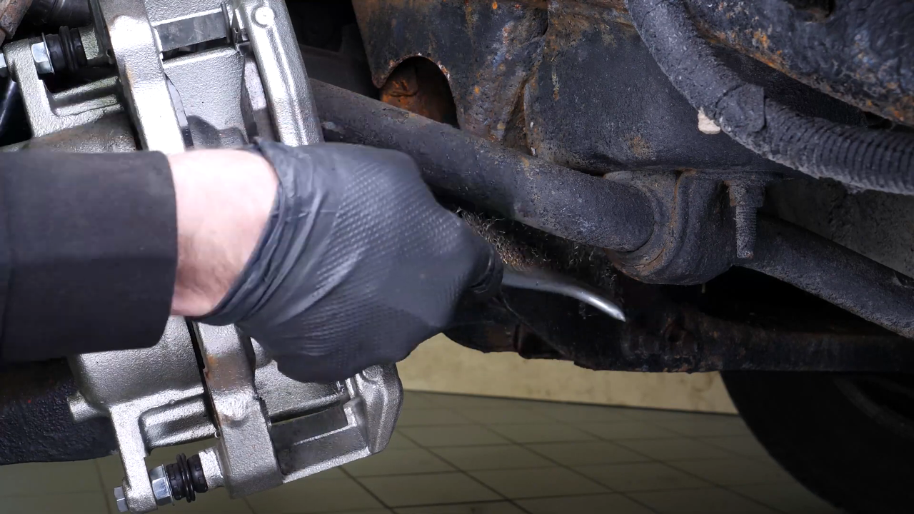 Rescrew the screws on the engine subframe side