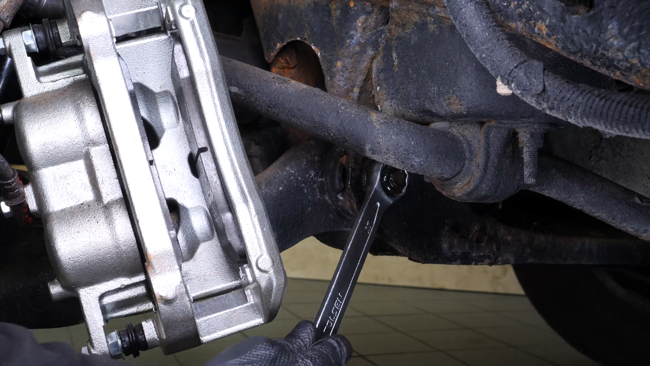 Rescrew the screws on the engine subframe side