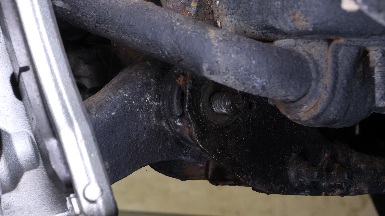 Rescrew the screws on the engine subframe side