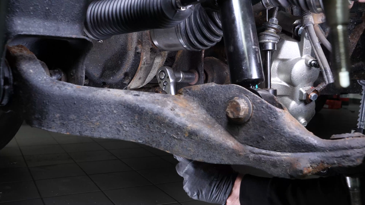 Rescrew the screws on the engine subframe side