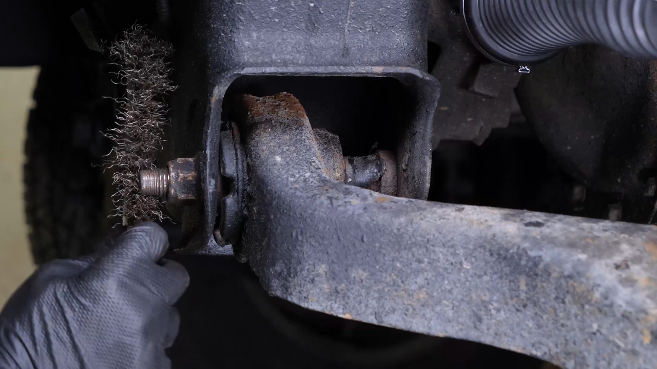 Rescrew the screws on the engine subframe side