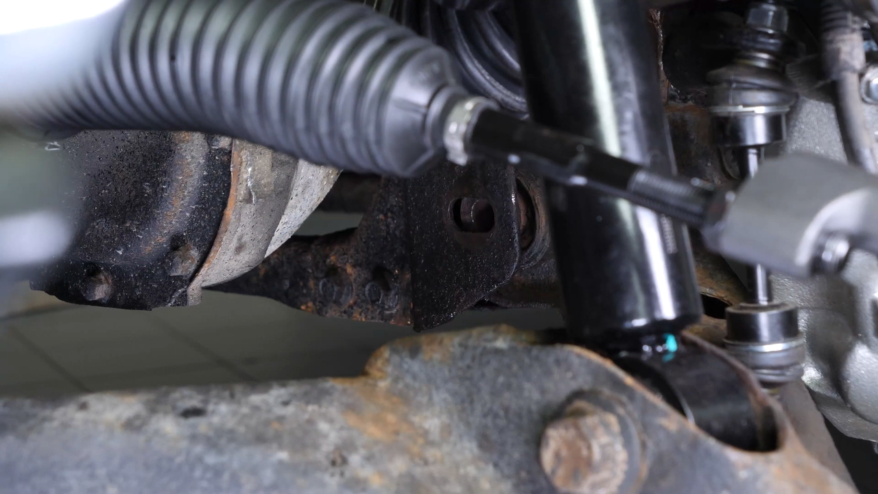 Rescrew the screws on the engine subframe side