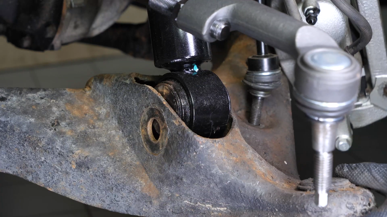 Rescrew the screws on the engine subframe side
