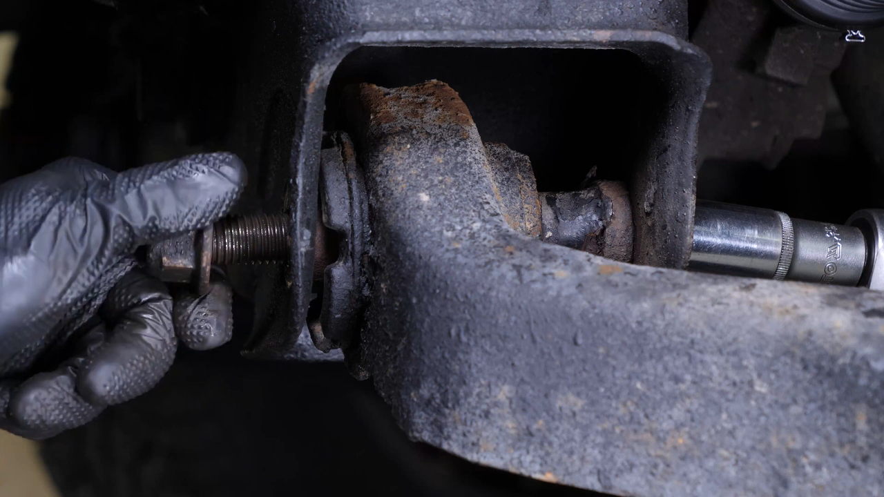 Rescrew the screws on the engine subframe side