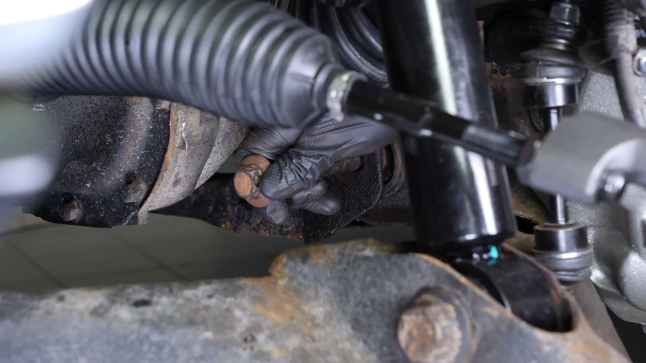 Rescrew the screws on the engine subframe side