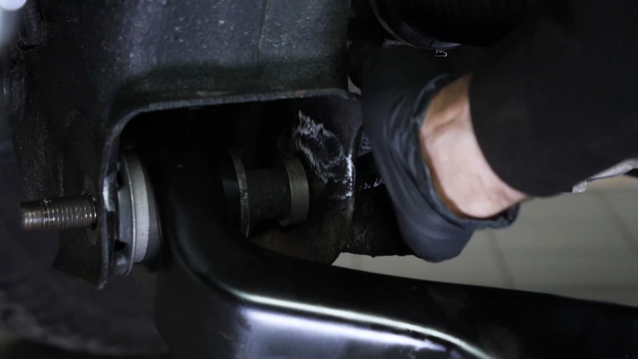 Prepare the new control arm