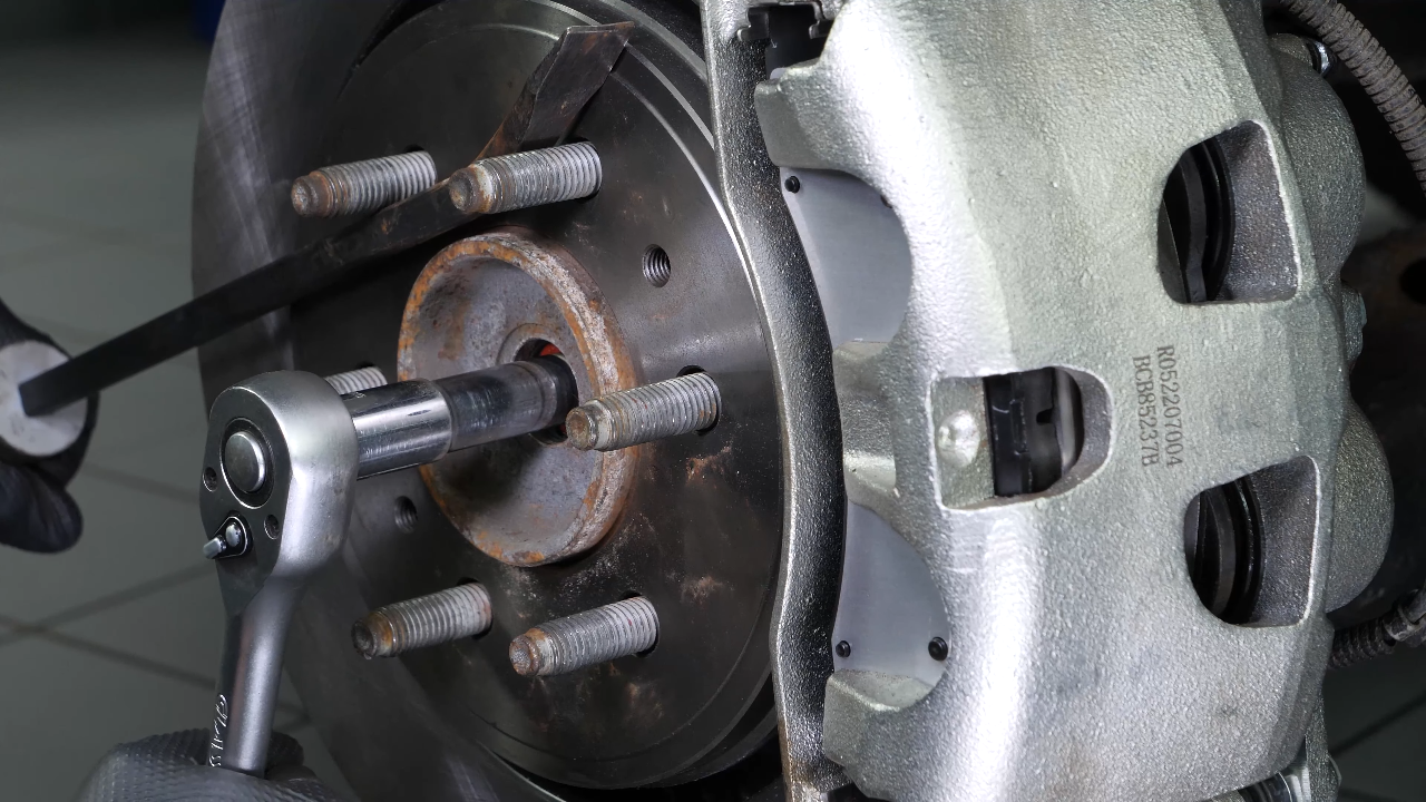 Unscrew the wheel hub nut