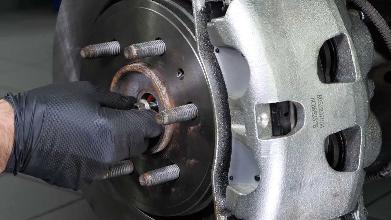 Unscrew the wheel hub nut