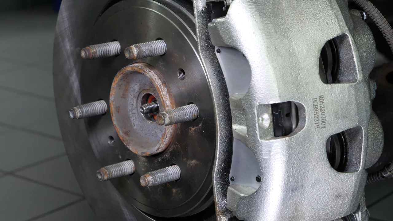 Unscrew the wheel hub nut